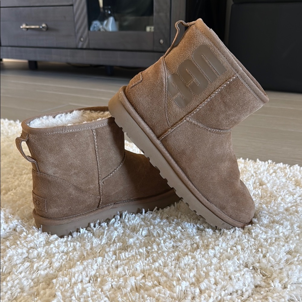 UGG Women’s Tan Boots sz 8